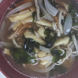 刻み揚げと玉ねぎと人参とわかめとしめじの入麺